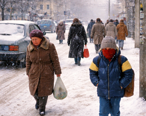 Am trăit iernile dinainte de ’90. Erau la fel de reci sau, ca să citez unele titluri de pe tv, la fel de… „ucigătoare.” Dar nu speriau pe nimeni. Lumea știa că trebuie să se îmbrace gros, să meargă încet pe gheață și să aibă ceva pe cap.