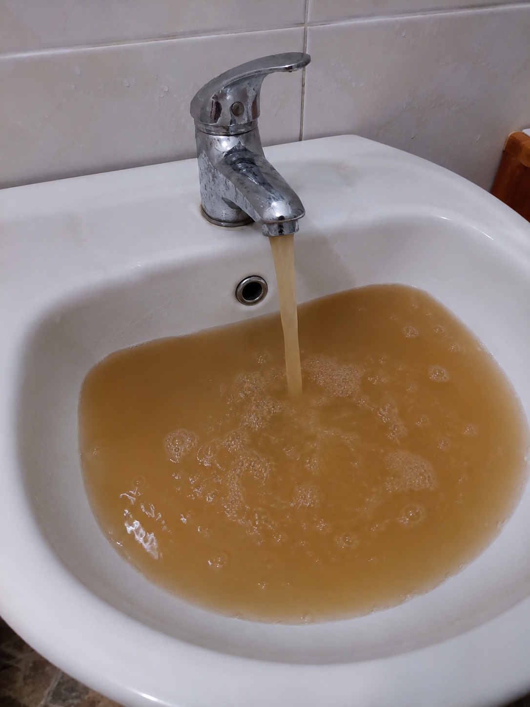 Apa de la rețea vine murdară