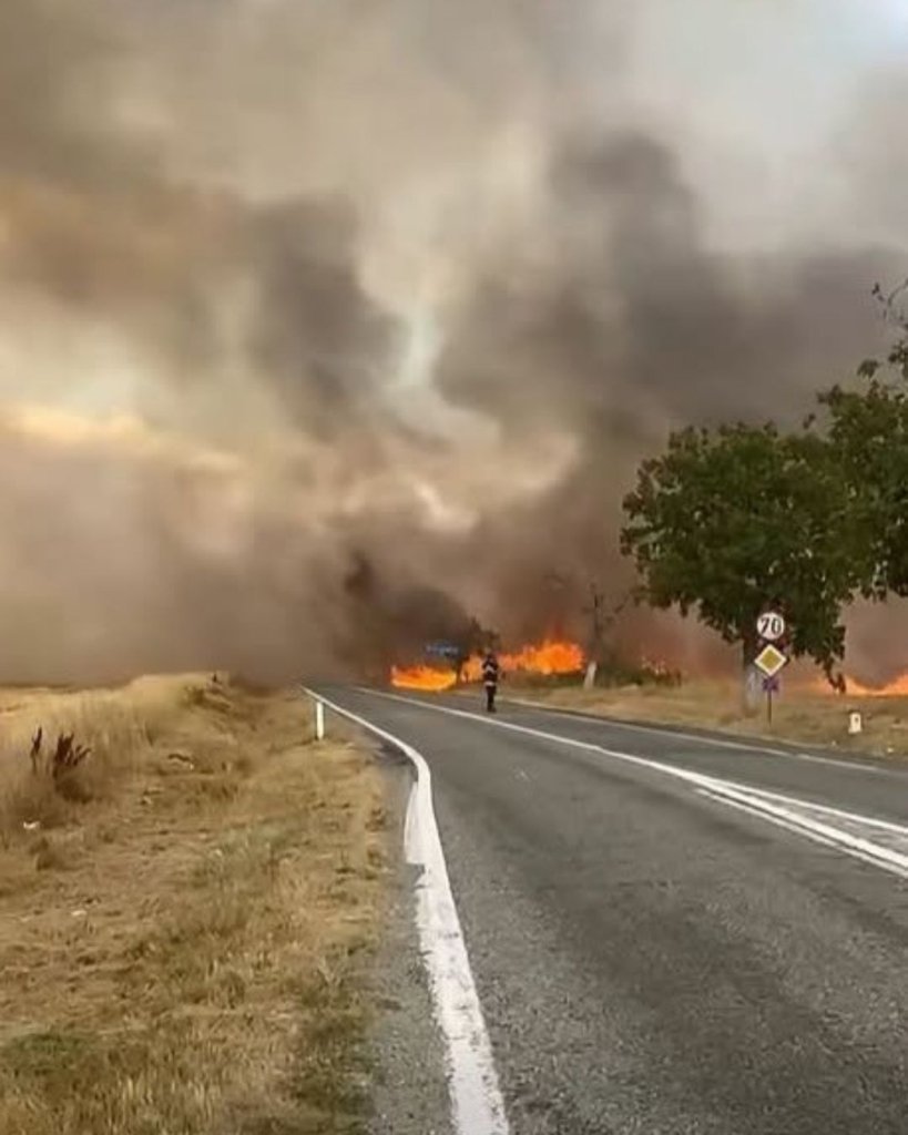 DN67 închis în Gorj. Incendiu de vegetație blochează traficul spre Târgu Jiu