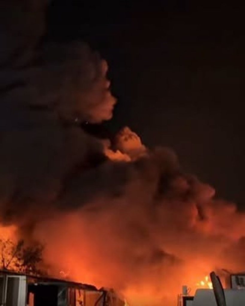 Incendiu la un service din sectorul 1. 20 de autospeciale la fața locului
