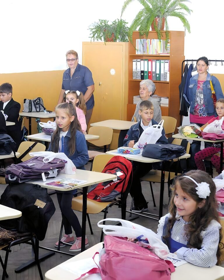 Uniforma școlară, obligatorie din 2026. Cine o primește gratis