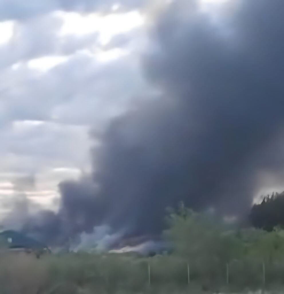 Incendiu la o hală de baterii în Buzău. Zece autospeciale mobilizate