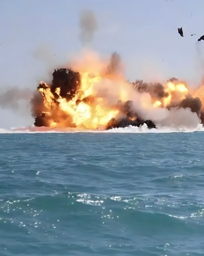 Fregata iraniană IRIS Dena, scufundată în Oceanul Indian. 101 dispăruți