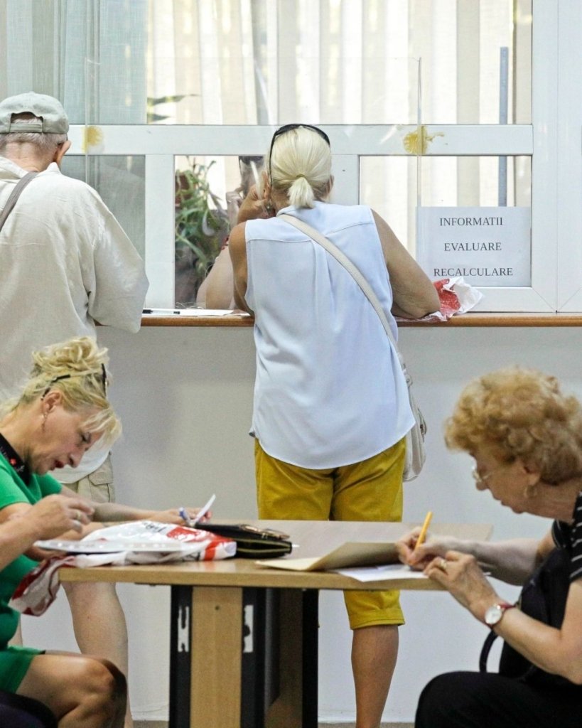 Pensii septembrie 2026: pe card cu o zi mai devreme, la Poștă fără schimbări