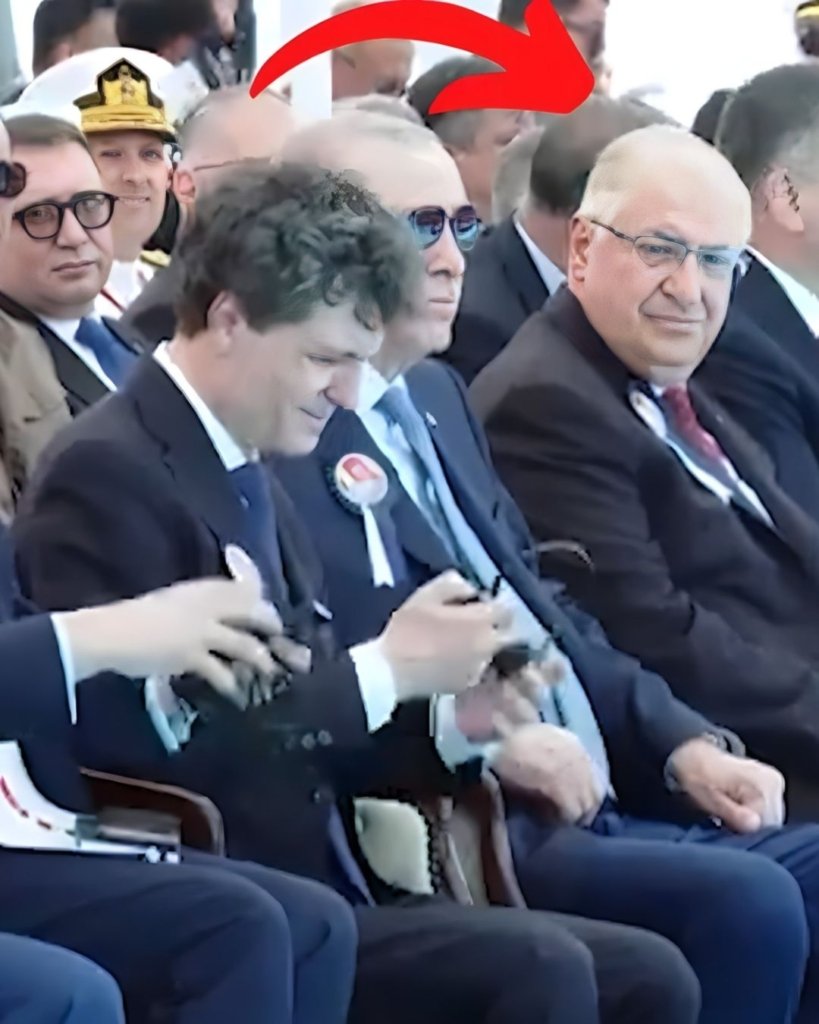 Nicușor Dan, încurcat în căști la Istanbul. Delegația turcă s-a uitat fascinată