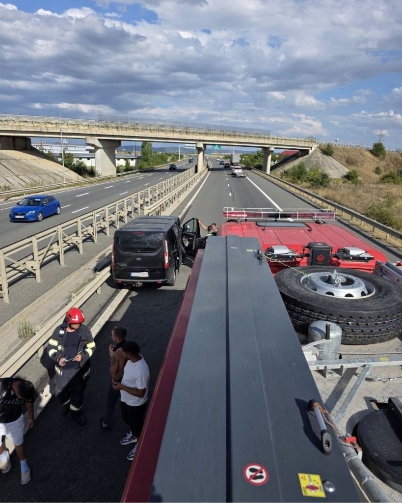 Microbuz cu 9 pasageri, lovit de TIR pe A3. Trei răniți la spital