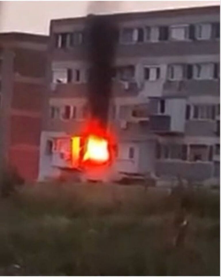 Explozie și incendiu într-un bloc din Galați. 60 de evacuați, un bărbat în stare critică