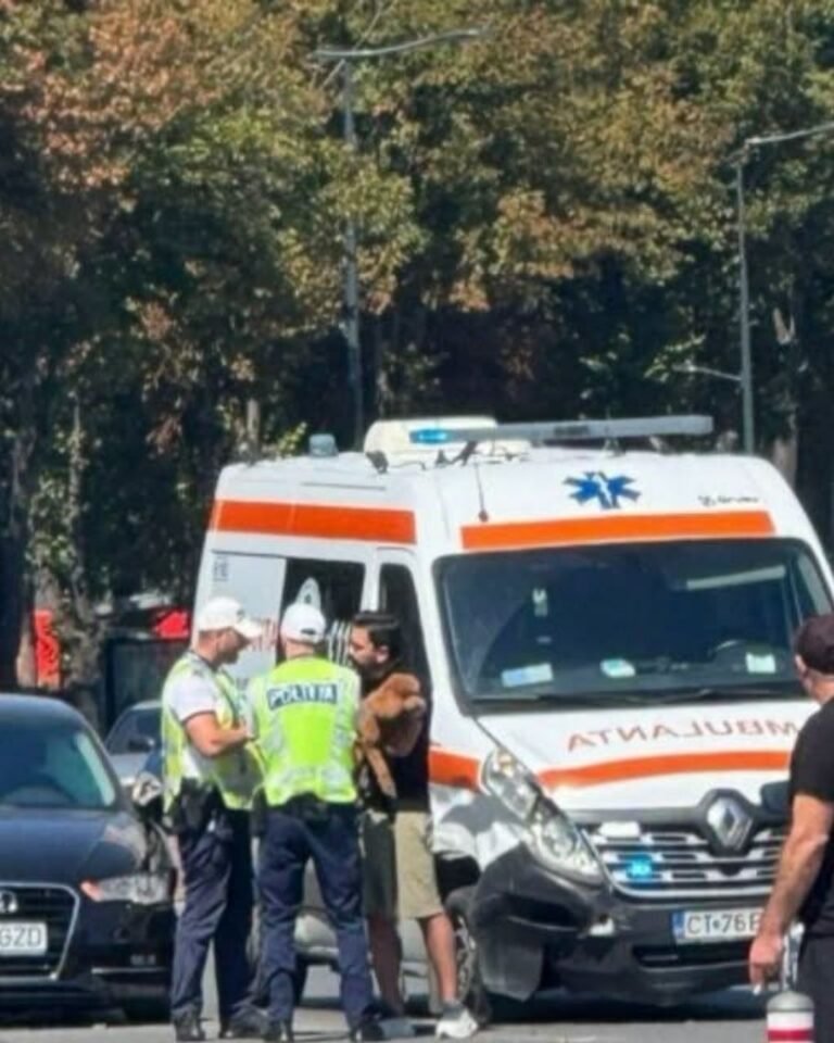Ambulanță lovită de o mașină lângă City Park Mall. Două victime
