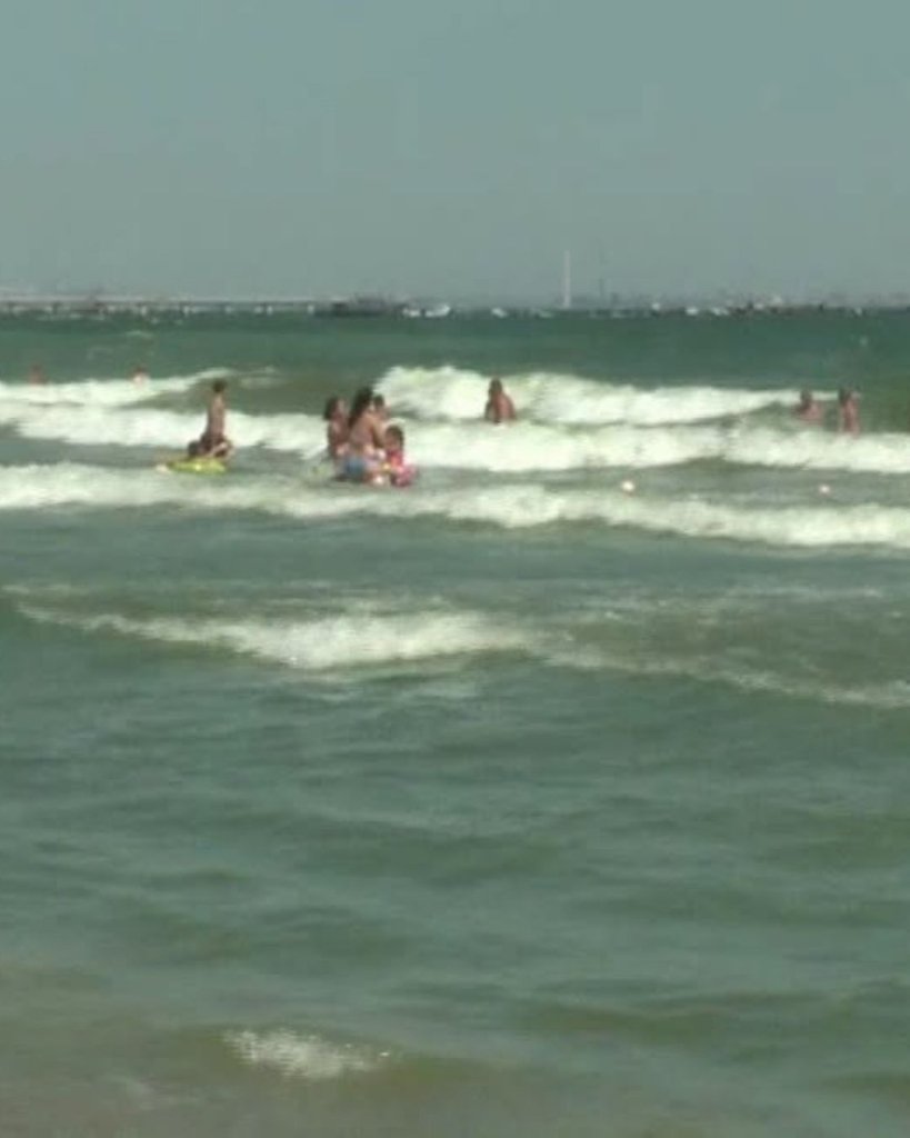 Steag roșu la Mamaia. Rafale de 50 km/h scot turiștii din apă