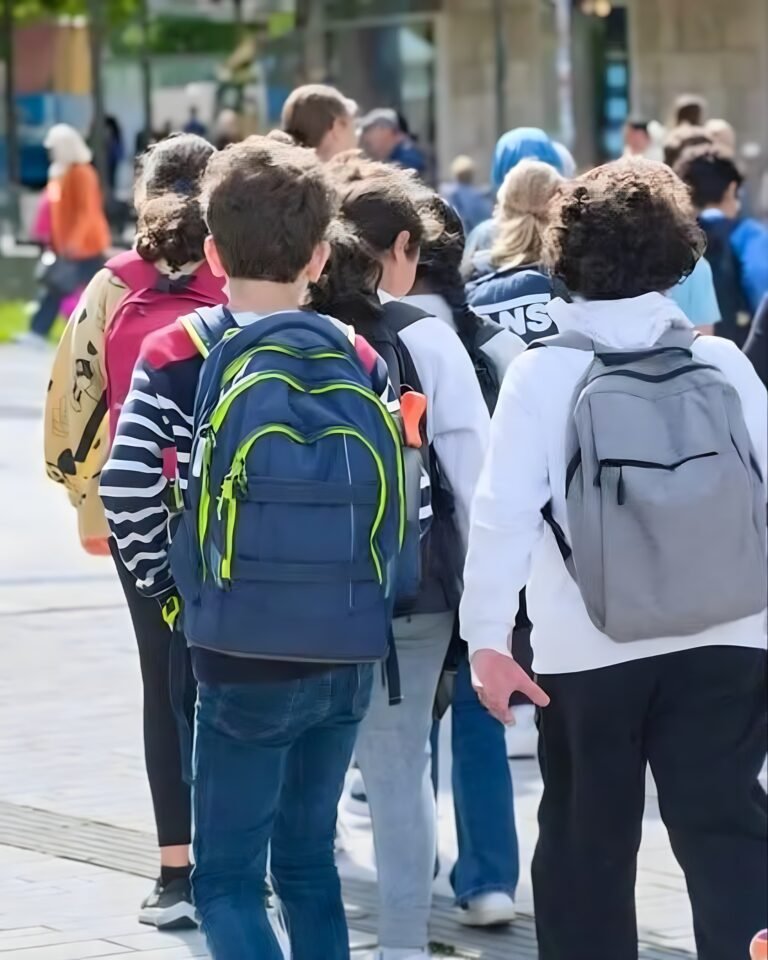 Zi liberă pe 5 octombrie pentru elevi și profesori. Ce schimbă calendarul din 2025