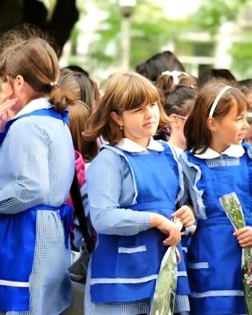 Uniforme școlare obligatorii, propuse în Parlament. Cine plătește
