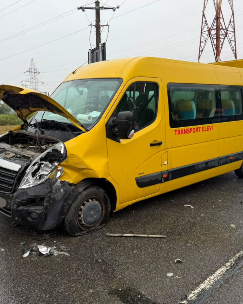 Microbuz școlar implicat în accident rutier în Sălaj. Opt copii și adulți, evaluați medical