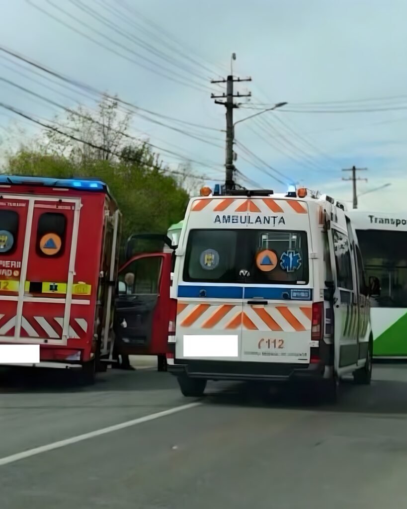 Accident în Sibiu: două fetițe rănite după coliziunea autobuz-mașină