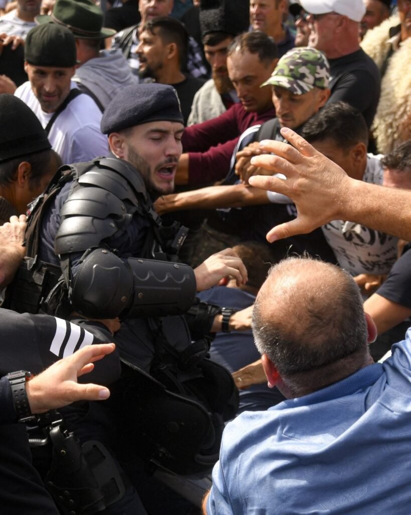 Proteste în Piața Victoria: fermieri versus forțele de ordine, frustrare după ani de criză