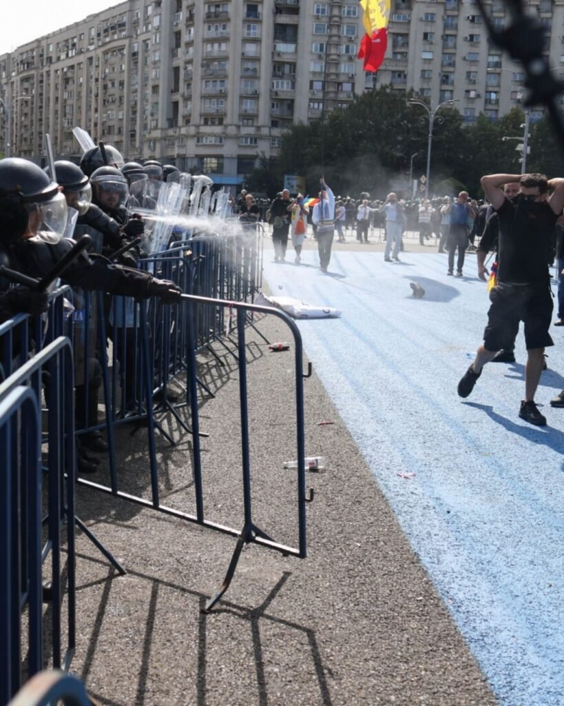 Jandarm rănit la Piața Victoriei, transportat la spital cu traumatisme craniene