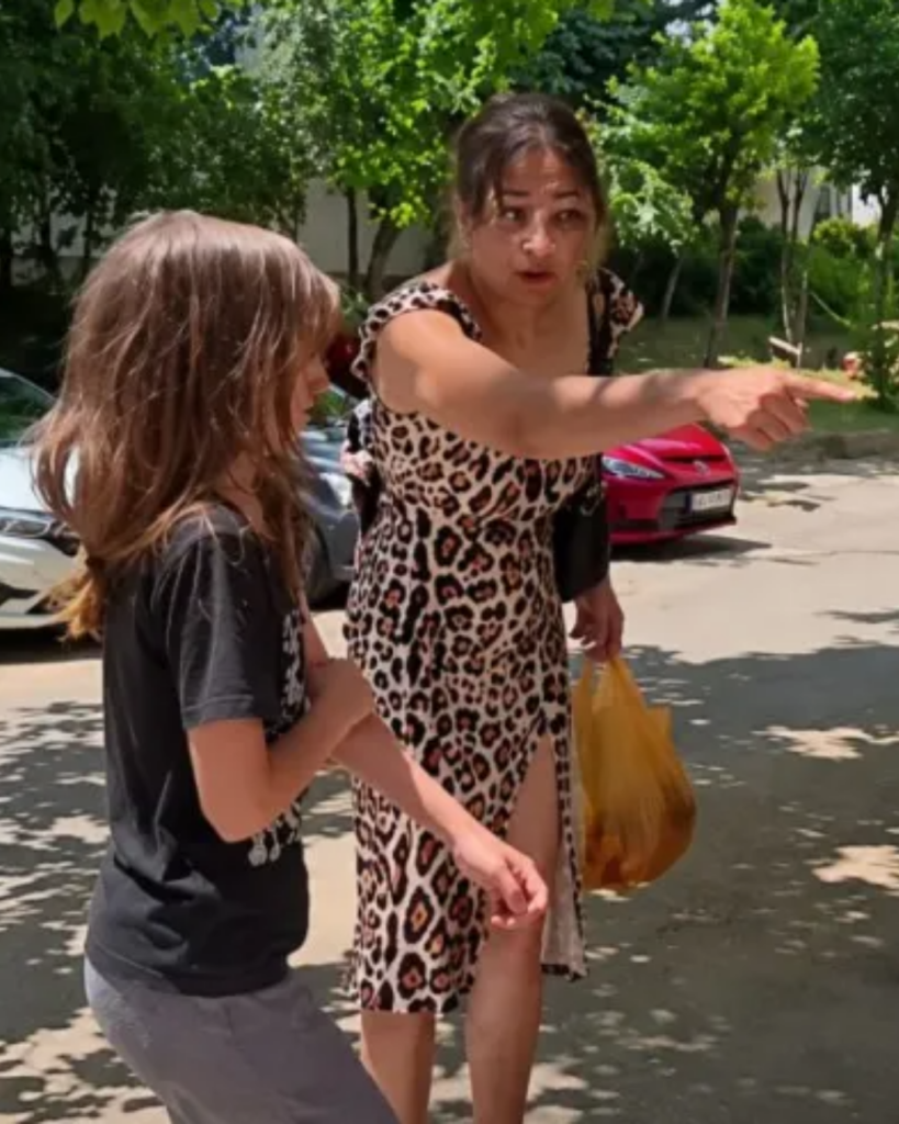 Mamă riscă 10 ani de închisoare după ce a agresat fiica pe stradă