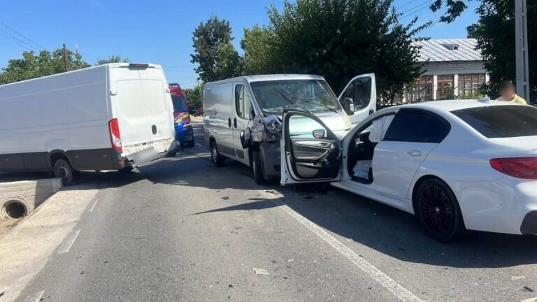 Accident pe DJ 546, Brebeni: trei vehicule implicate, un rănit