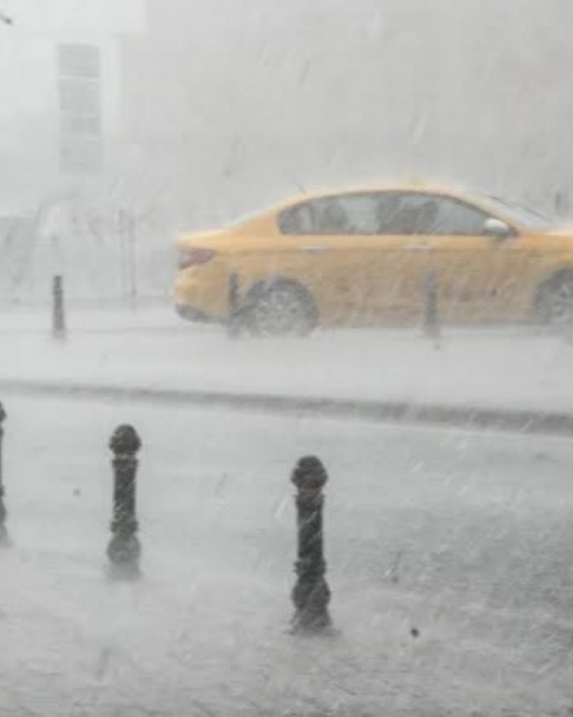 Caniculă de 37 de grade și furtuni montane. România sub două avertizări meteo extreme