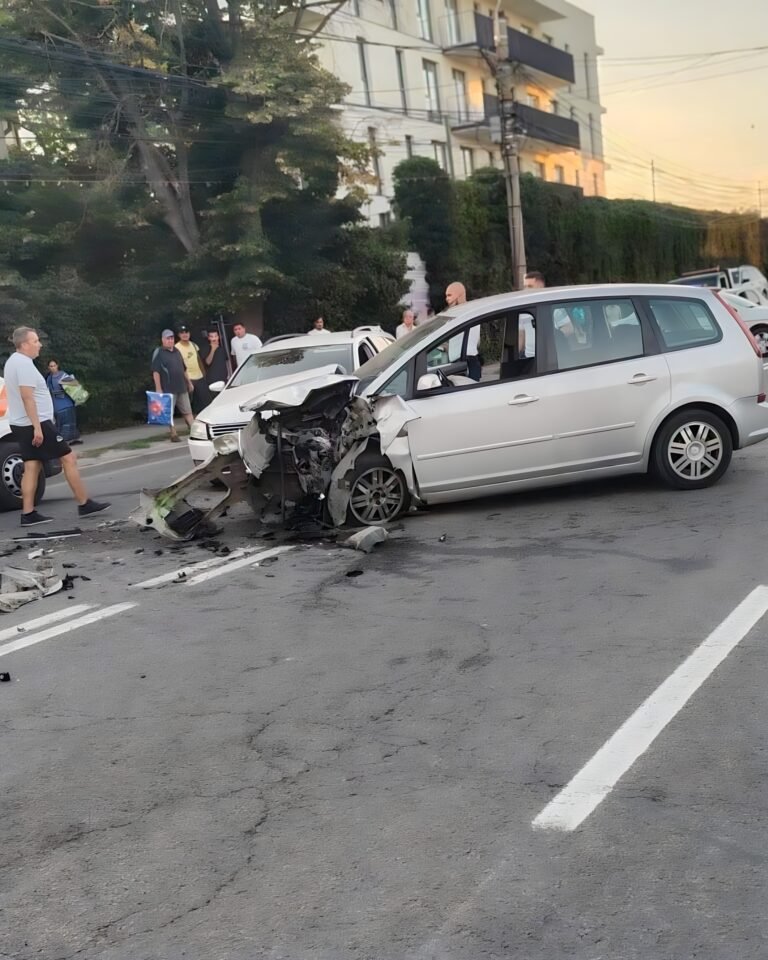Accident în Galați pe strada Traian. Două persoane rănite