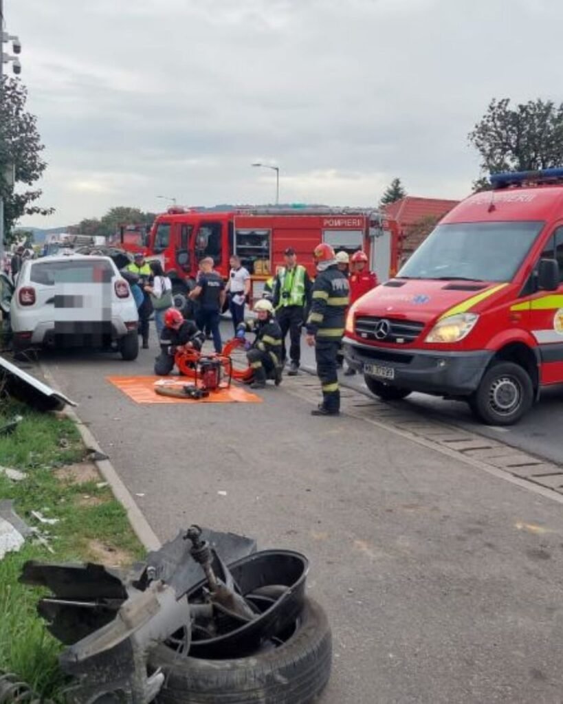 Accident grav la Botiz: patru vehicule implicate pe DN 19, o persoană încarcerată
