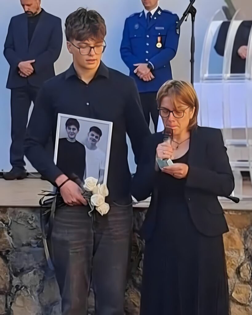 Alexandru și Rareș, doi elevi de 16 ani morți într-un accident. Școala i-a omagiat