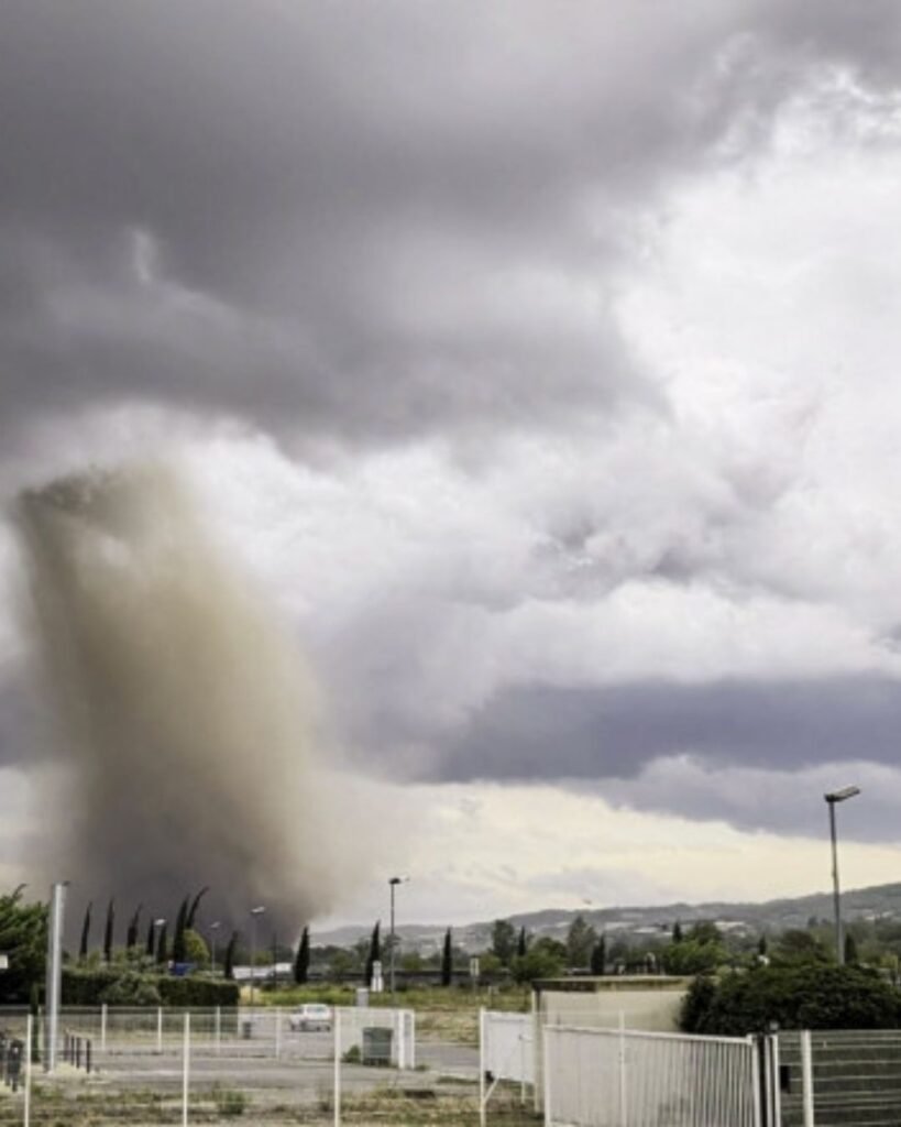 Tornadă devastatoare în sudul Franței. Sute de case avariate și peste 40 de răniți