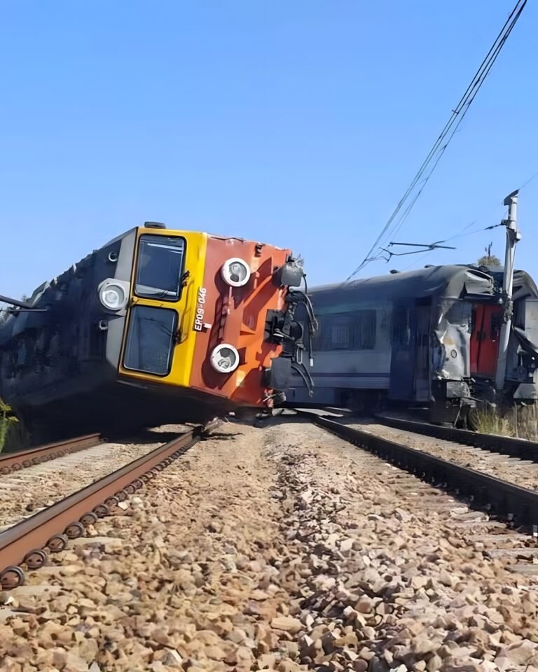 Tren Intercity, ciocnit de o betonieră în Polonia. Un mort, 20 de răniți