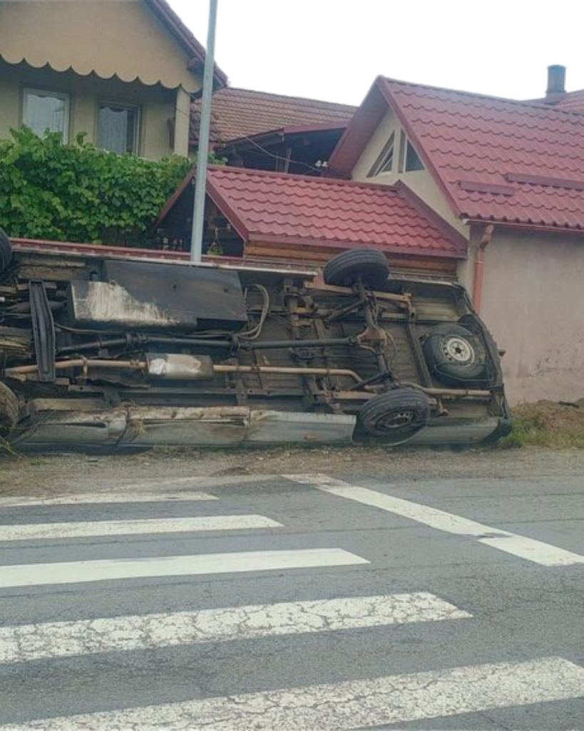 Microbuz răsturnat pe centura Bistriței, șase persoane transportate la spital