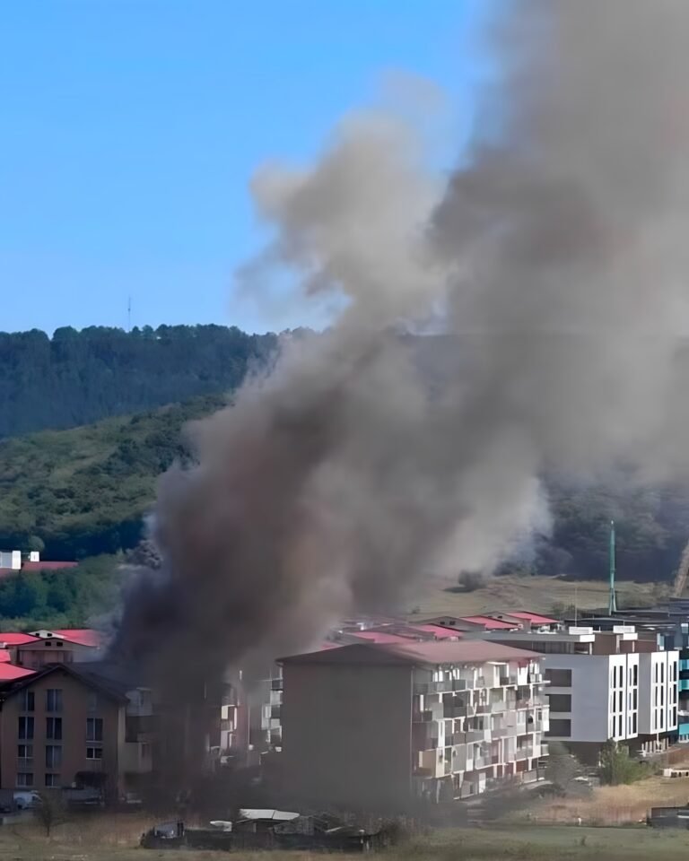 Incendiu în Florești, Cluj. Flăcările au cuprins și acoperișul blocului