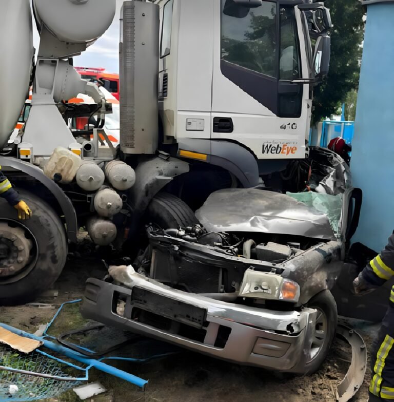 Accident mortal pe drumul Arad-Horia. Un tânăr de 20 de ani a murit după o coliziune între un jeep și o betonieră