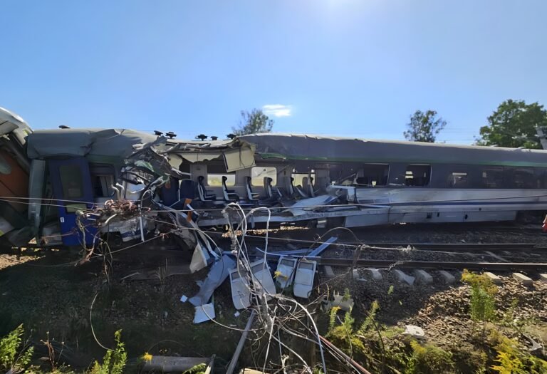 Tren deraiat în Polonia după coliziune cu un camion. Patru răniți gravi