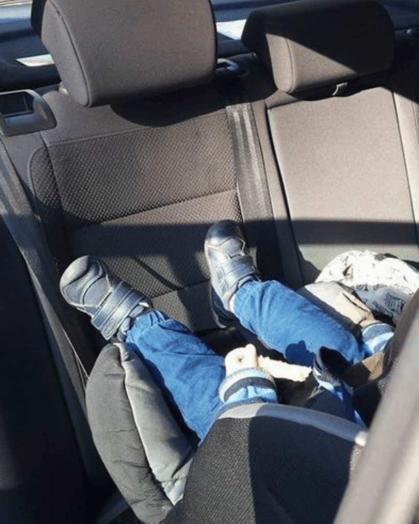 Tânăr decedat în mașină pe autostrada italiană. Părinții au condus 100 de km crezând că doarme