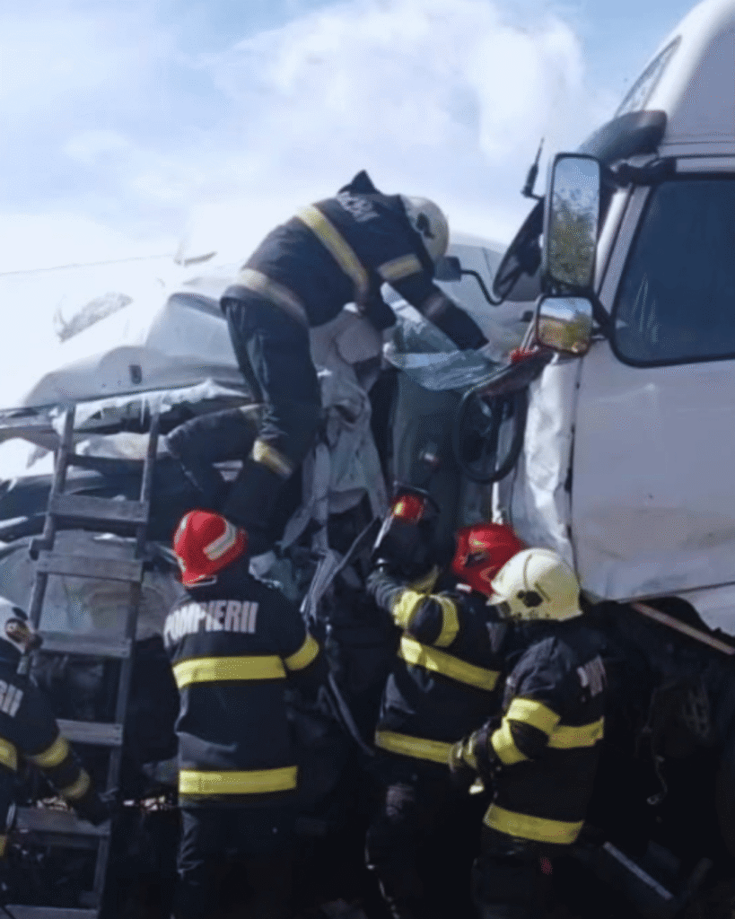Accident pe DN 6 la Vălișoara. Două femei au murit strivite între două camioane