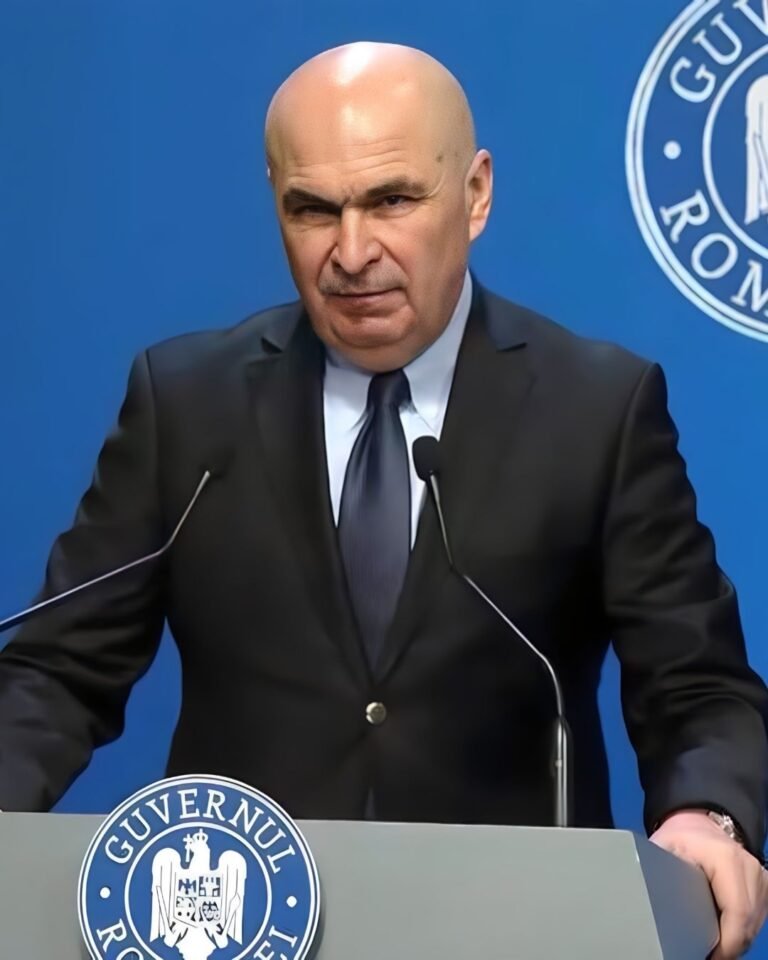 Pensii septembrie 2026. Când intră banii pe card și în ce perioadă aduce poștașul pensia