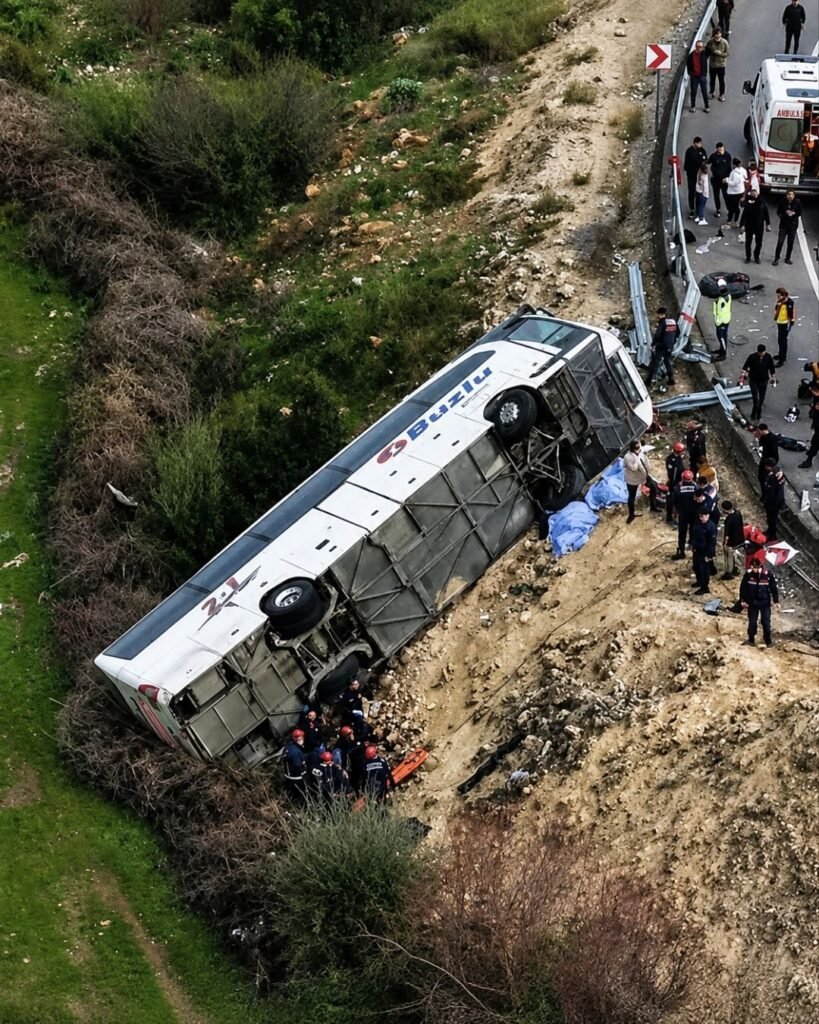 Un autocar plin cu pasageri s-a răsturnat! Cel puțin 16 oameni au murit