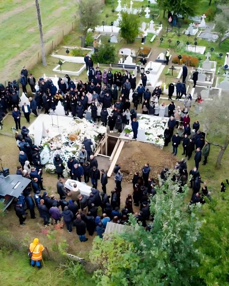 Imagini cutremurătoare de la înmormântarea Amaliei. Zeci de oameni și-au luat adio de la tânăra de 21 de ani care a pierit după moartea mamei și a surorii sale.