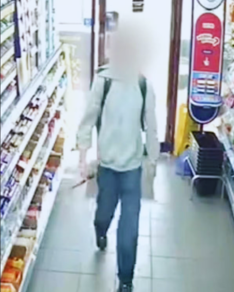 Adolescent condamnat pentru atac violent asupra unei fete urmărită obsesiv