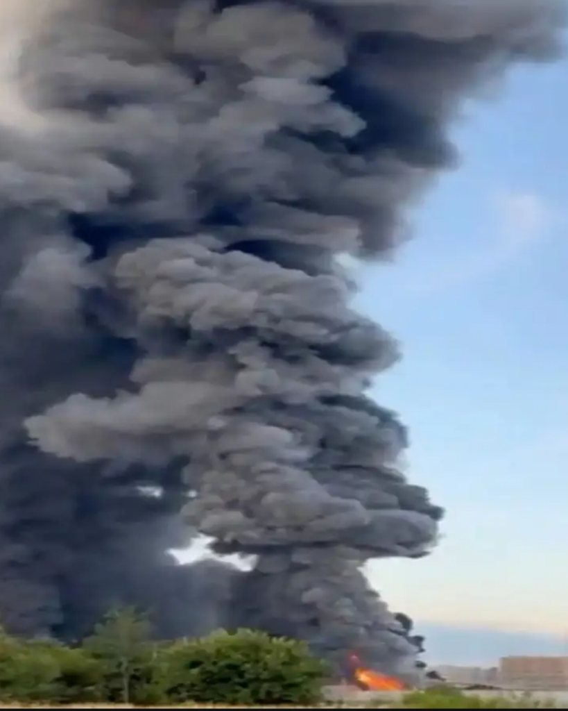 Incendiu devastator în Istanbul: trei clădiri industriale cuprinse de flăcări