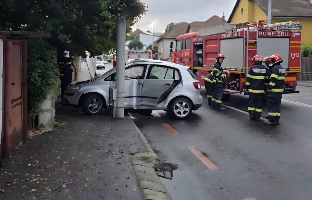 Tânără de 22 de ani, la spital după ce a intrat cu mașina într-un stâlp în Sibiu
